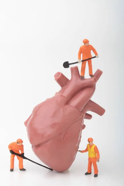 Figurine Miniatura Uomini Lavoro Con Cuore Umano Gigante — Foto Stock