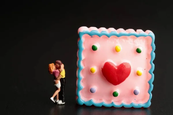 Figurines Miniatures Couple Amoureux Avec Dessert Géant Saint Valentin — Photo