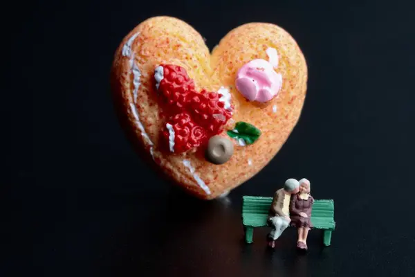 Figurine Miniatura Una Coppia Innamorati Con Gigantesco Dessert San Valentino — Foto Stock