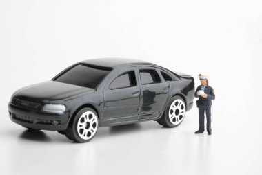 Bir polis memurunun minyatür biblosu araba şoförüne ceza kesiyor. 