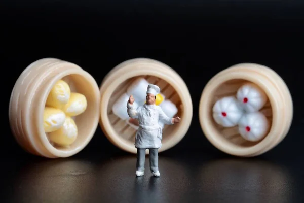 Miniatuur Beeldje Van Een Chef Kok Met Wat Aziatisch Eten — Stockfoto