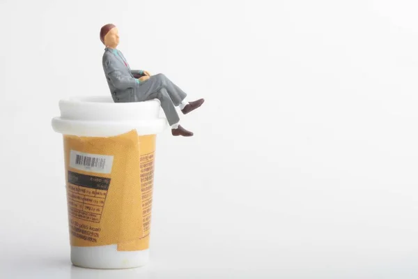 Figurina Miniatura Uomo Seduto Una Tazza Caffè Enorme — Foto Stock