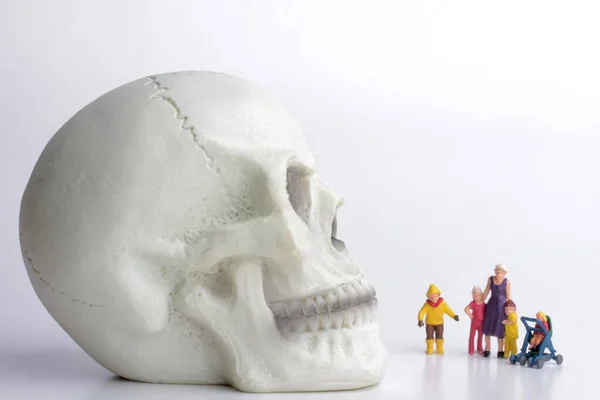 Miniature Figurines Family Huge Human Skull — Fotografia de Stock