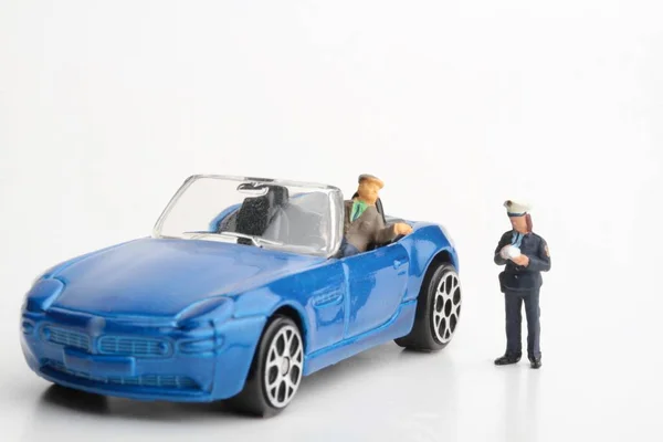 Miniatűr Szobor Egy Rendőrnőről Aki Megbírságolt Egy Autóvezetőt — Stock Fotó