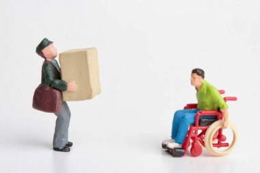 Paket kutusunu tutan bir teslimatçının minyatür biblosu.