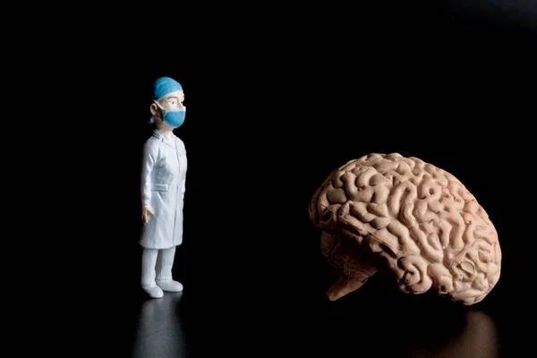 Miniatyrfigur Neurolog Kirurg Med Gigantisk Mänsklig Hjärna Svart Bakgrund — Stockfoto