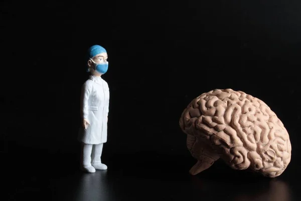 Figurina Miniatura Neurologo Chirurgo Con Cervello Umano Gigante Sfondo Nero — Foto Stock