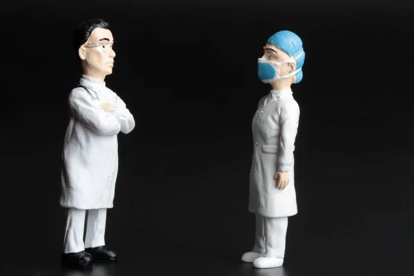 Couple Doctors Protective Masks Standing Black Wall Miniature Figurines — Stock Photo, Image