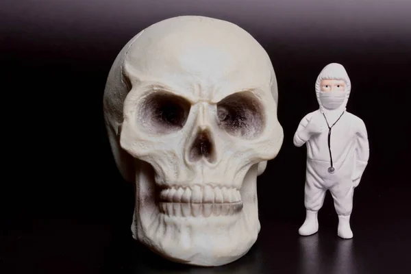 Miniature Figurine Doctor Nurse Protective Equipment Giant Human Skull Dark — Stock Photo, Image