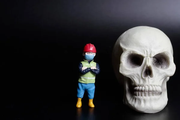 Miniature Figurine Man Work Giant Human Skull Black Background Safety — Stock Photo, Image