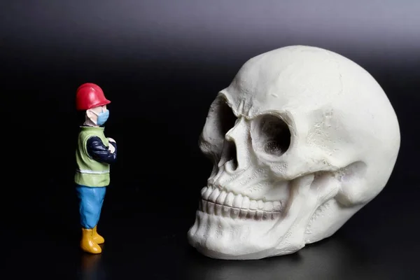 Miniature Figurine Man Work Giant Human Skull Black Background Safety — Stock Photo, Image