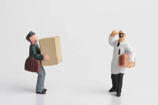 Miniaturfigur Eines Zustellers Der Einen Paketkasten Hochhält — Stockfoto