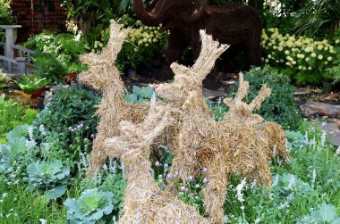Samandan örülmüş geyik, arpa, yulaf, pirinç, çavdar ve buğday gibi tahıl ürünlerinden yapılır.. 