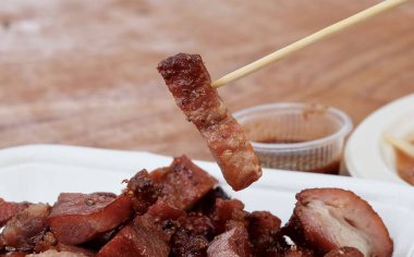 Thai Cuisne, ızgara domuz boynu, Soya soslu marine edilmiş biber ve ahşap çubukta diğer baharatlar.. 