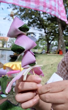Geleneksel çerez ve tatlı, Miang Kum tabağı veya Hindistan cevizi, fıstık, kurutulmuş karides, patates ve limon ile doldurulmuş nilüfer yaprağı..