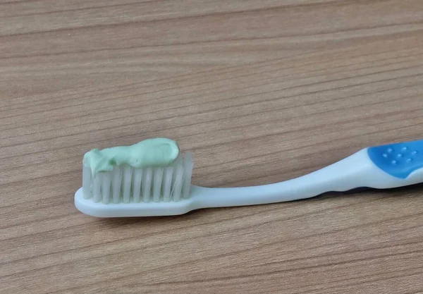 用草药牙膏刷牙 清洁牙齿 牙龈及舌头的口腔卫生器具 — 图库照片