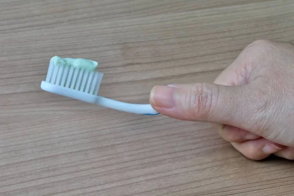 Mão Segurando Escovas Dentes Com Pasta Dentes Instrumento Higiene Oral — Fotografia de Stock