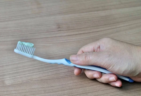 Hand Holding Tandenborstels Met Tandpasta Een Mondeling Hygiëne Instrument Voor — Stockfoto
