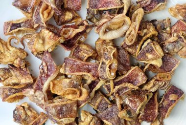 Mutfak ve Gıda, Derin Kızarmış Tuzlu Kalamar veya Ahtapot Kalamar Yapımı ve Güneş ve Rüzgar Tarafından Tuzlu ve Kurutulmuş. Asya 'nın en popüler atıştırmalıklarından biri..