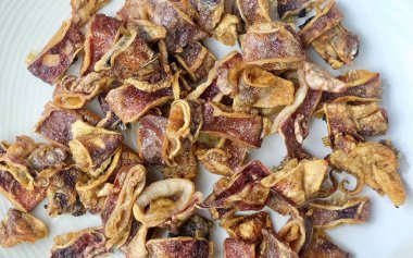 Mutfak ve Gıda, Derin Kızarmış Tuzlu Kalamar veya Ahtapot Kalamar Yapımı ve Güneş ve Rüzgar Tarafından Tuzlu ve Kurutulmuş. Asya 'nın en popüler atıştırmalıklarından biri..