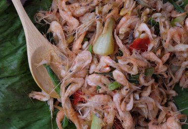 Tayland mutfağı ve yemeği, baharatlı karides salatası Shallot, biber ve kişniş karışımı..