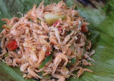 Tayland mutfağı ve yemeği, baharatlı karides salatası Shallot, biber ve kişniş karışımı..