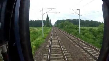 bir trenin penceresinden manzara geçme görünüm