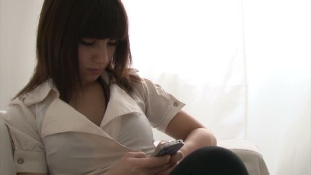 Teenage girl texting — Stock Video