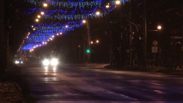 Vánoční pouliční lampy a noční provoz v Rumunsku — Stock video