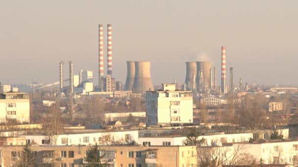 Raffinaderij in de buurt van de stad — Stockvideo