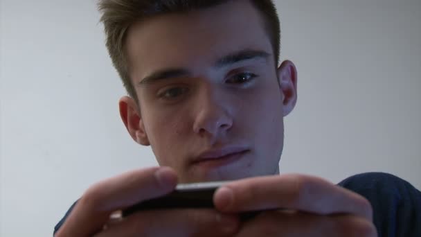 Adolescent garçon en utilisant smartphone — Video