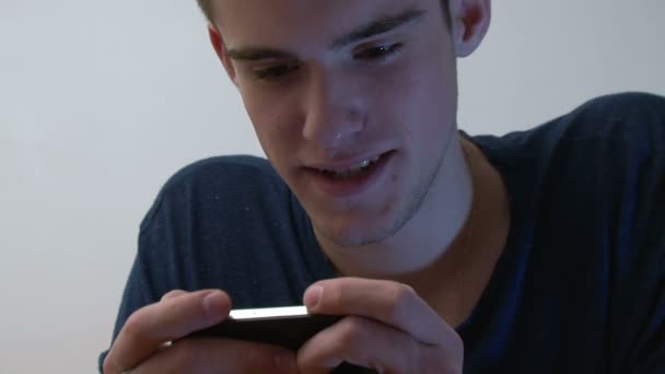Menino adolescente usando smartphone — Vídeo de Stock