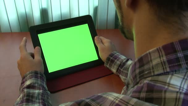 Man using digital tablet with a green screen (and alpha matte) — Stock Video