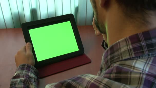 Homem usando tablet digital com uma tela verde (e alfa fosco ) — Vídeo de Stock