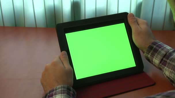 Άνθρωπος χρησιμοποιώντας ψηφιακή δισκίο με μια πράσινη οθόνη (και άλφα ματ) — Αρχείο Βίντεο