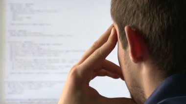 onun masasında genç bilgisayar programcısı