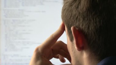 onun masasında genç bilgisayar programcısı