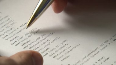 kağıt üzerinde kod doğrulama genç bilgisayar programcısı