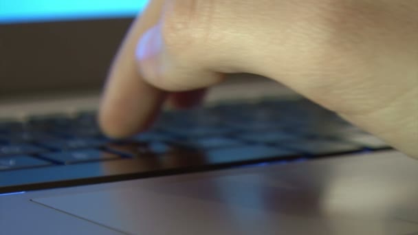 Main masculine en utilisant le pavé tactile ordinateur portable 