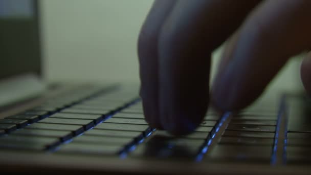 Mecanografía de mano masculina en teclado iluminado — Vídeo de stock