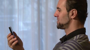 video aramasý adam akıllı telefon ile nişanlı