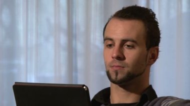 video aramasý dijital tablet adamla nişanlı