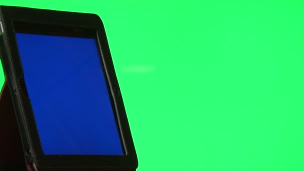 Hombre usando tableta digital con una pantalla azul para agregar su propio contenido personalizado — Vídeos de Stock