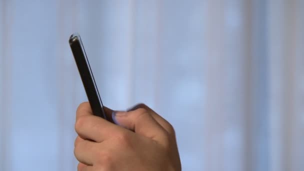 Mann schreibt SMS auf Smartphone — Stockvideo