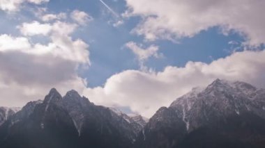 Timelapse bulutlar dağlar üzerinde