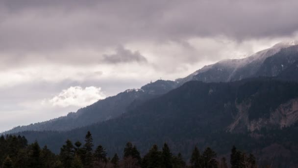 Timelapse wolken boven de bergen — Stockvideo