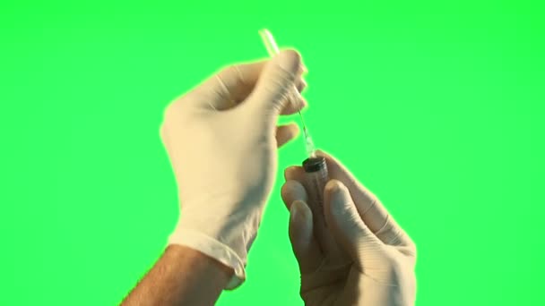 Médecin avec seringue élaborant un flacon transparent sous forme liquide — Video