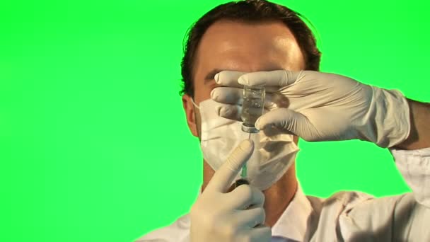 Doutor com seringa elaborando frasco de forma líquida transparente — Vídeo de Stock