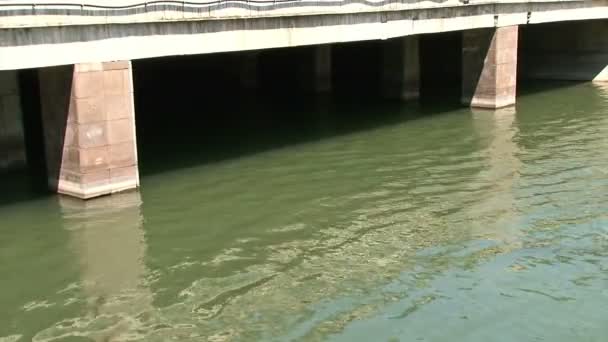 Вода под мостом — стоковое видео