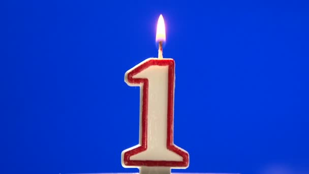 Número 1 - una vela de cumpleaños ardiendo - sopla al final — Vídeo de stock